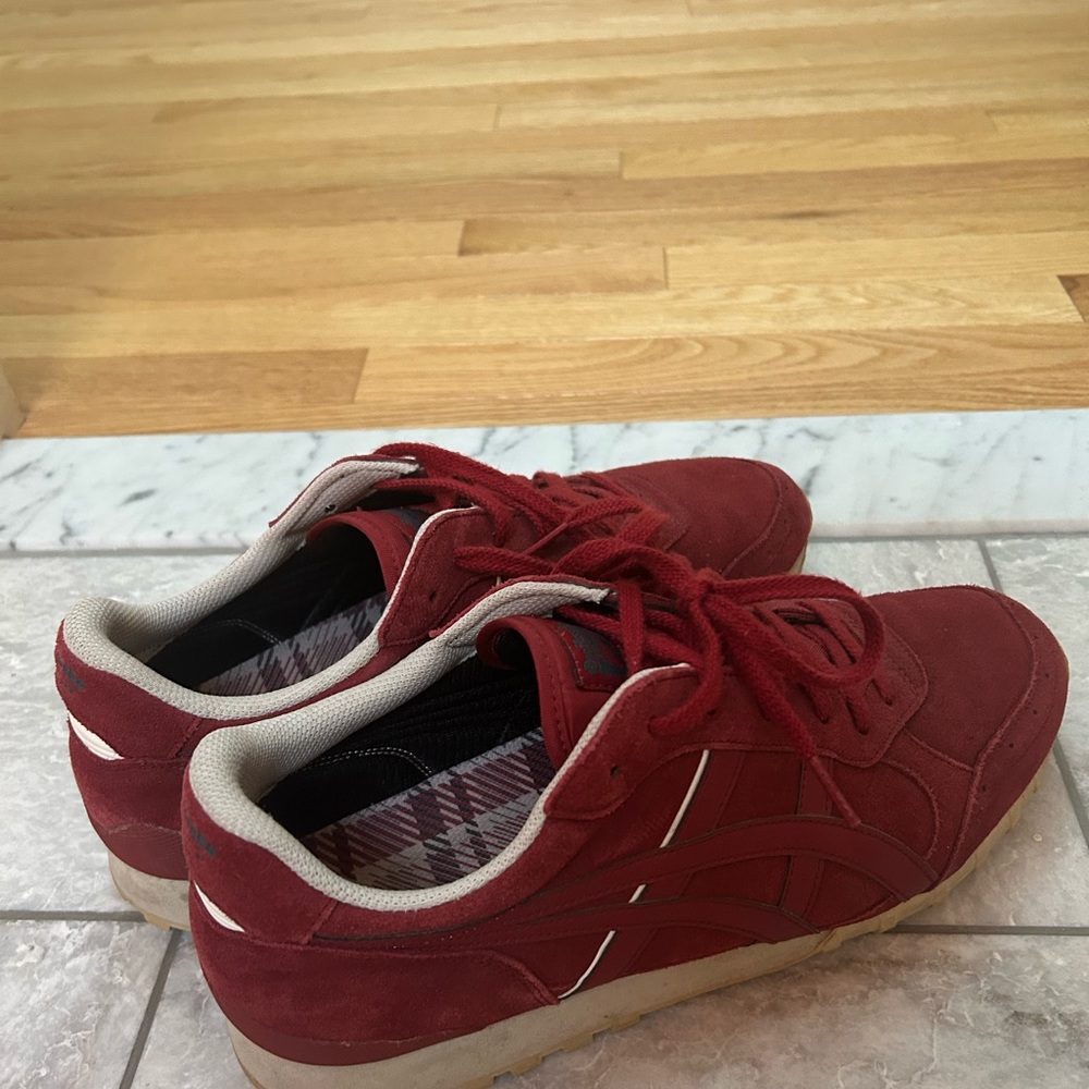 Dark Red Men’s ASICS fashionable sneakers